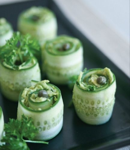 Rollitos de Pepino con Pasta de Cilantro y Alcaparras